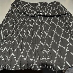 Black and White Geometric Pleated Skirt